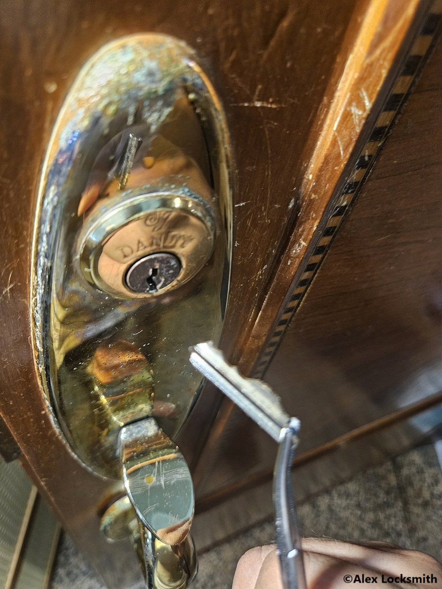 Extraction Of Broken Key Singapore locksmith