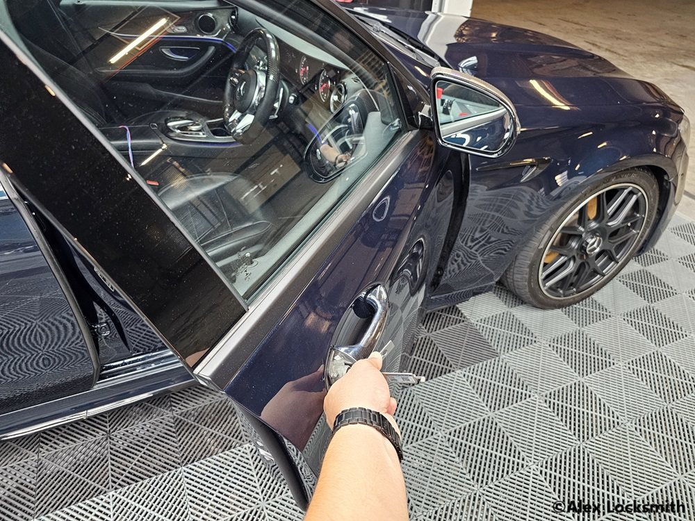 Unlocking Car Singapore locksmith